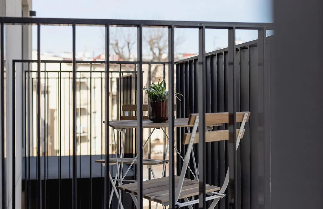 Karbonado - Studio With Balcony & Ac - Main Square-1